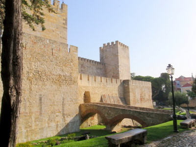 Castle of S&atilde;o Jorge, south side.